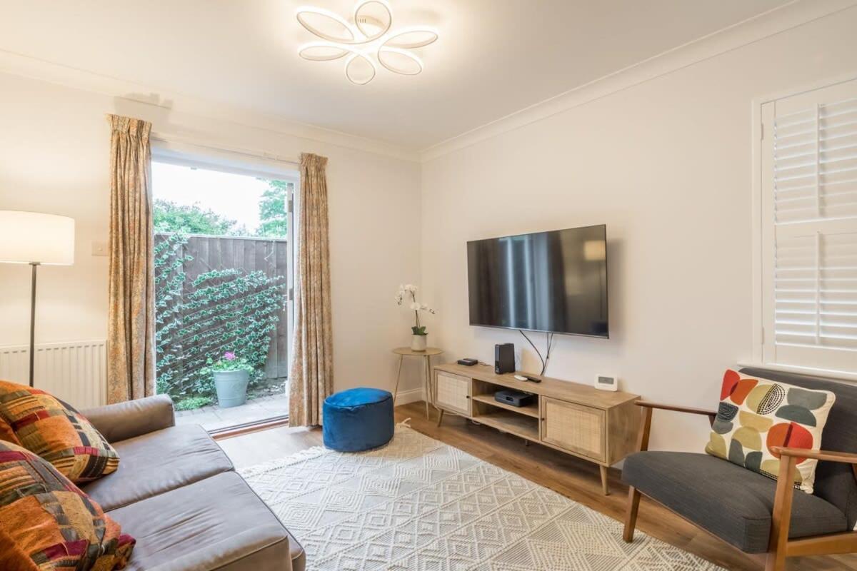 Lovely 1 Bed Apartment With Free Parking & Garden CBG Exteriér fotografie