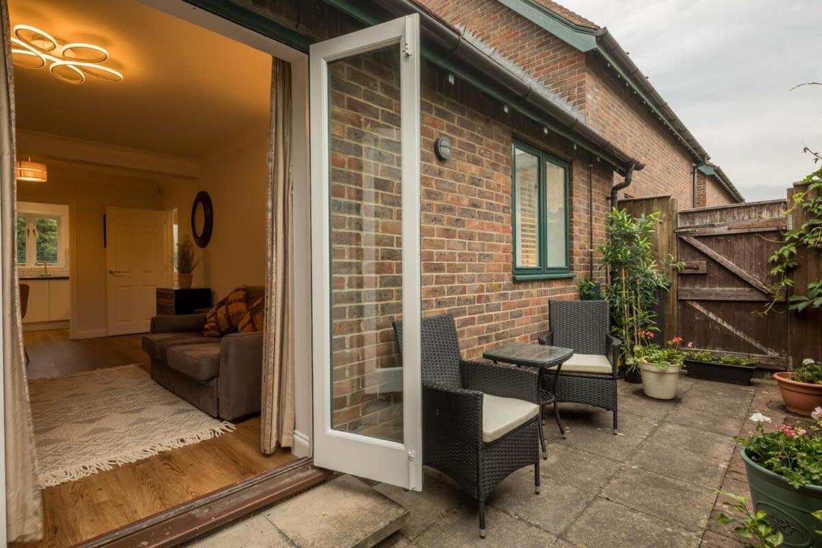 Lovely 1 Bed Apartment With Free Parking & Garden CBG Exteriér fotografie