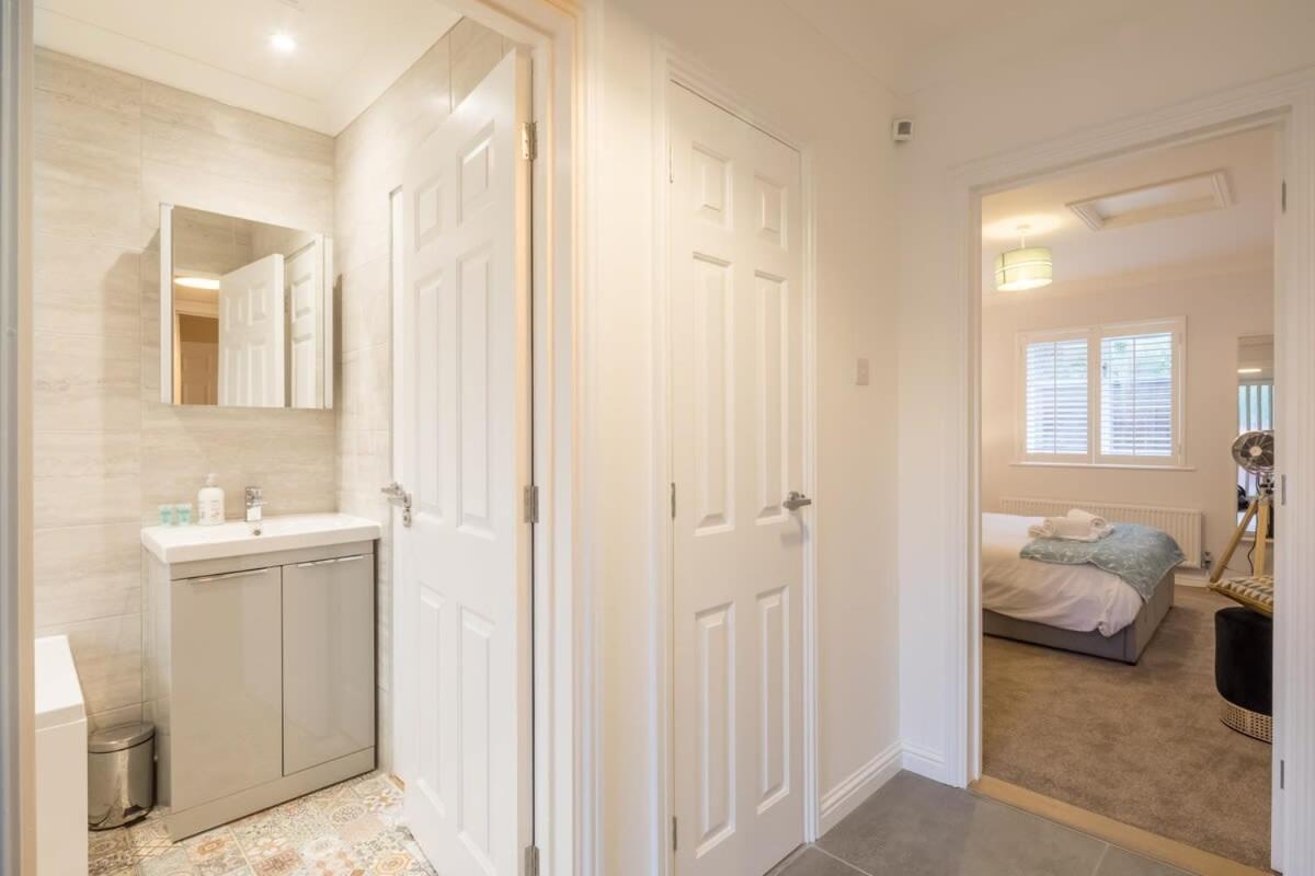 Lovely 1 Bed Apartment With Free Parking & Garden CBG Exteriér fotografie