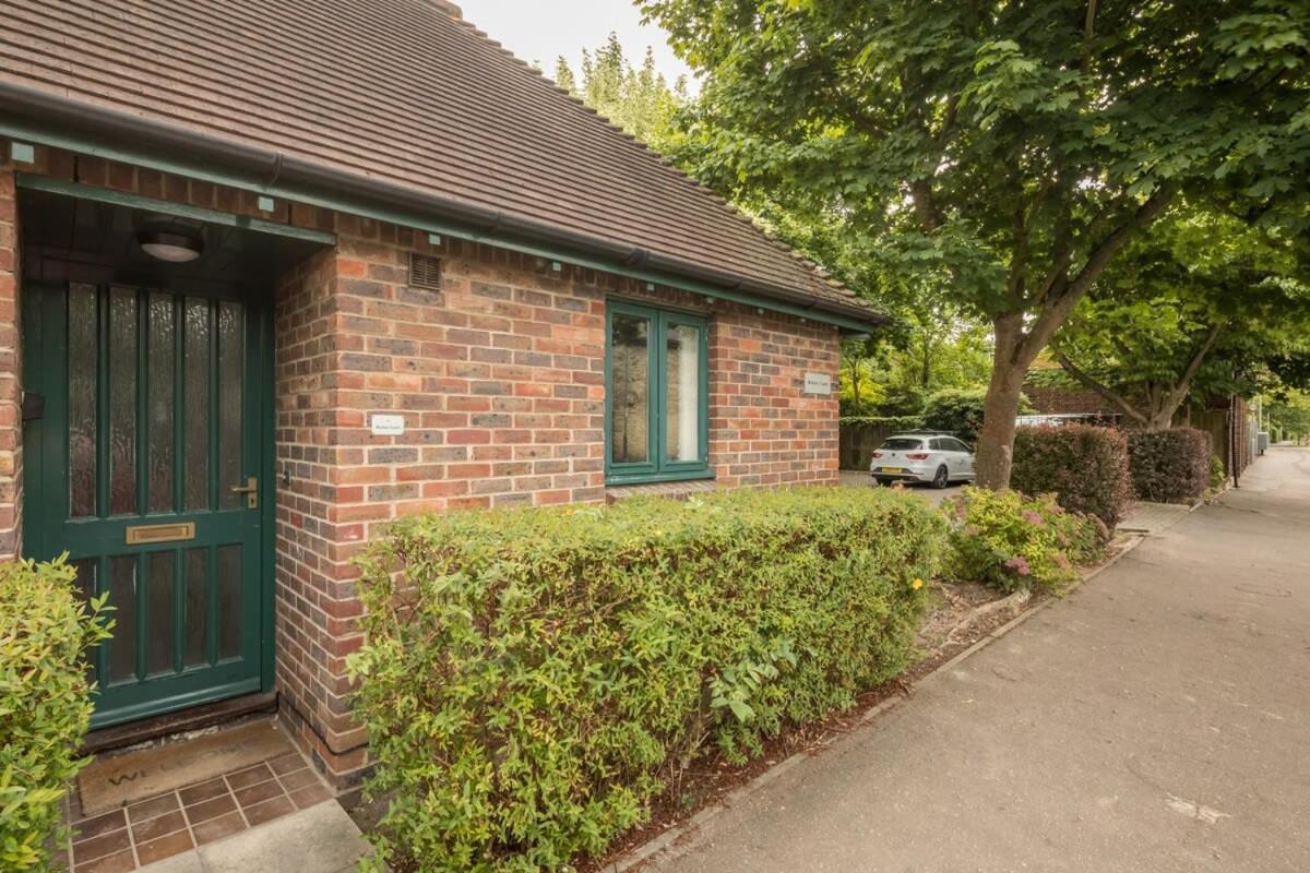 Lovely 1 Bed Apartment With Free Parking & Garden CBG Exteriér fotografie
